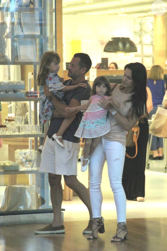 Malvino Salvador é fotografado com a família durante passeio no shopping Village Mall, na Barra da Tijuca, zona oeste do Rio de Janeiro, neste domingo, 23 de dezembro de 2018