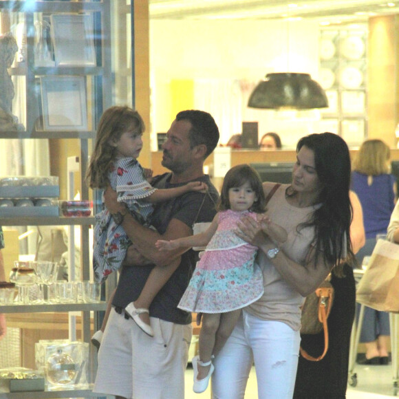 Malvino Salvador é fotografado com a família durante passeio no shopping Village Mall, na Barra da Tijuca, zona oeste do Rio de Janeiro, neste domingo, 23 de dezembro de 2018