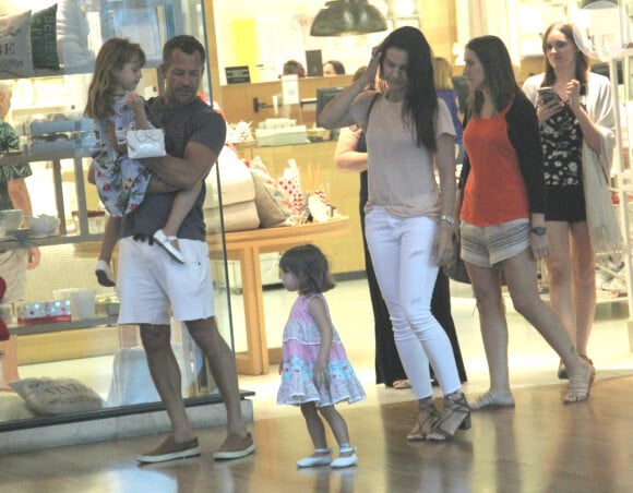 Malvino Salvador é fotografado com a família durante passeio no shopping Village Mall, na Barra da Tijuca, zona oeste do Rio de Janeiro, neste domingo, 23 de dezembro de 2018