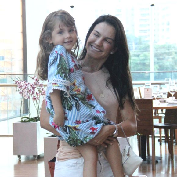 Filhas de Malvino Salvador esbanjam fofura e estilo em passeio com a família