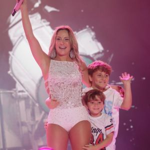 Claudia Leitte é mãe de Rafael, de 6 anos, e Davi, de 9, com quem a semelhança impressiona internautas