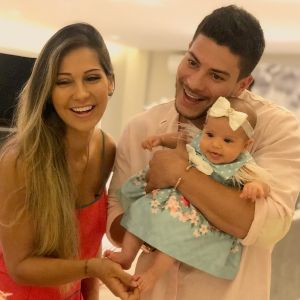 Arthur Aguiar mostrou o rosto da filha, Sophia, pela primeira vez nesta terça-feira, 25 de dezembro de 2018