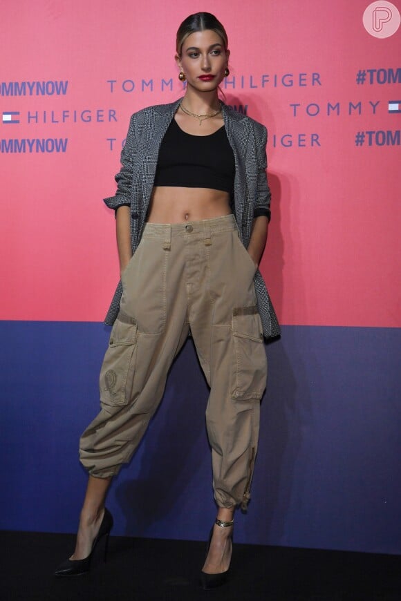 Hailey Baldwin: top cropped, jogger pants e blazer oversized