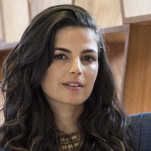 Emanuelle Araujo postou foto dando beijo em namorado após rumor de romance com Andréia Horta