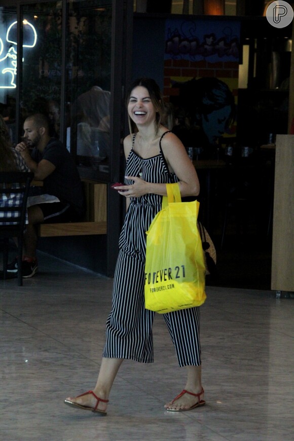 Isabelle Drummond e Sthefany Brito vão às compras no Village Mall, na Barra da Tijuca, zona oeste do Rio de Janeiro, nesta quarta-feira, 26 de dezembro de 2018