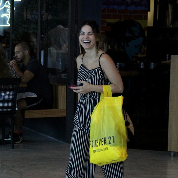 Isabelle Drummond e Sthefany Brito vão às compras no Village Mall, na Barra da Tijuca, zona oeste do Rio de Janeiro, nesta quarta-feira, 26 de dezembro de 2018
