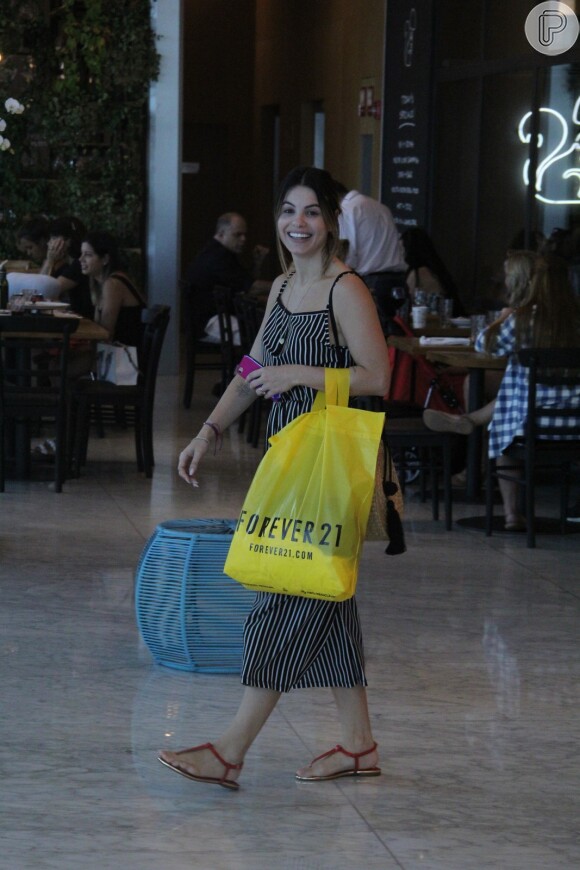 Isabelle Drummond e Sthefany Brito vão às compras no Village Mall, na Barra da Tijuca, zona oeste do Rio de Janeiro, nesta quarta-feira, 26 de dezembro de 2018