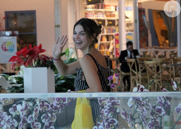 Isabelle Drummond e Sthefany Brito vão às compras no Village Mall, na Barra da Tijuca, zona oeste do Rio de Janeiro, nesta quarta-feira, 26 de dezembro de 2018