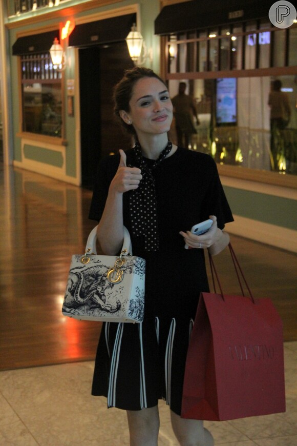 Isabelle Drummond e Sthefany Brito vão às compras no Village Mall, na Barra da Tijuca, zona oeste do Rio de Janeiro, nesta quarta-feira, 26 de dezembro de 2018