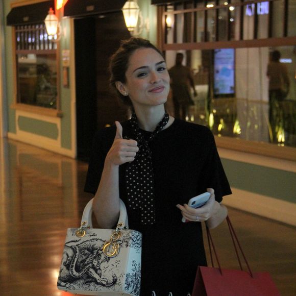 Isabelle Drummond e Sthefany Brito vão às compras no Village Mall, na Barra da Tijuca, zona oeste do Rio de Janeiro, nesta quarta-feira, 26 de dezembro de 2018