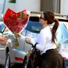 Kim Kardashian é presenteada com um buquê de flores pelo namorado, Kanye West, em comemoração ao Dia dos Namorados nos EUA, em 14 de fevereiro de 2013