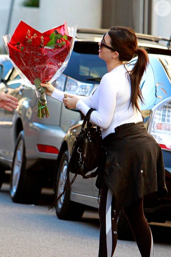 Kim Kardashian é presenteada com um buquê de flores pelo namorado, Kanye West, em comemoração ao Dia dos Namorados nos EUA, em 14 de fevereiro de 2013
