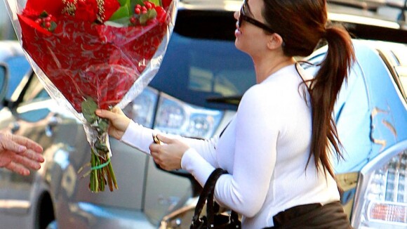 Grávida, Kim Kardashian ganha buquê de flores de Kanye West no Dia dos Namorados