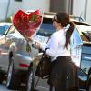 Kim Kardashian chega à academia em Los Angeles, na Califórnia, segurando um enorme buquê de rosas vermelhas