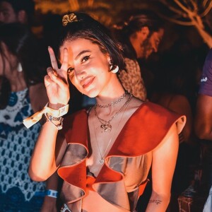 Manu Gavassi apostou em cropped e mom jeans para festa