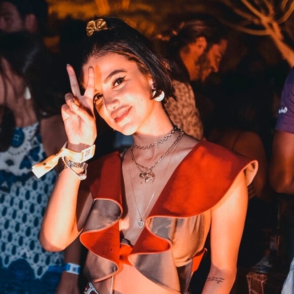 Manu Gavassi apostou em cropped e mom jeans para festa