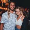 Isabella Santoni posa com namorado, o surfista Caio Vaz em festa