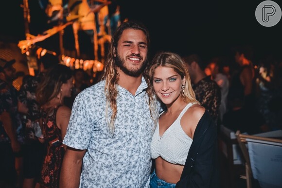 Isabella Santoni posa com namorado, o surfista Caio Vaz em festa