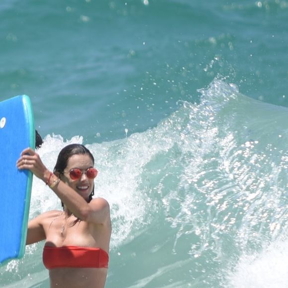 Alessandra Ambrosio mostrou habilidade com a prancha