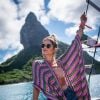3 trends juntas: Thassia Naves escolheu o kimono, o óculos redondo e a gargantilha de búzios para o look do passeio de barco