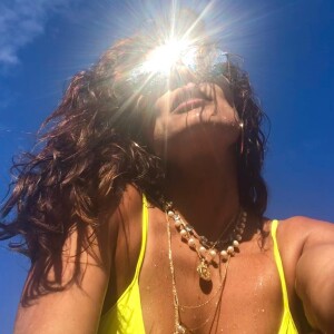 Em um clique no Instagram, Juliana Paes também aparece com os fios bem cacheados na praia