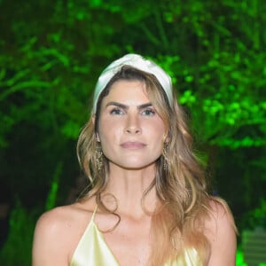 Julia Faria deixou os cabelos soltos e naturais, mas apostou no lenço para um charme extra no look em Trancoso