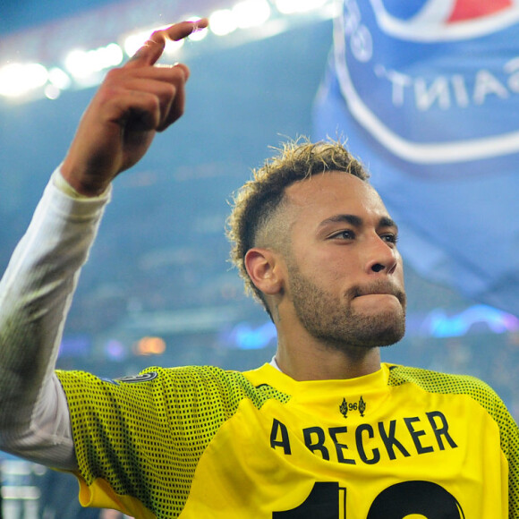 Foto de Neymar, Gabriel Medina e Arthur Melo com 26 mulheres divide opiniões na web nesta segunda-feira, dia 01 de janeiro de 2019