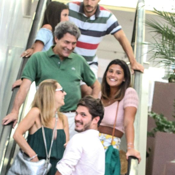 Giulia Costa e Philippe Correia foram clicados em passeio por shopping
