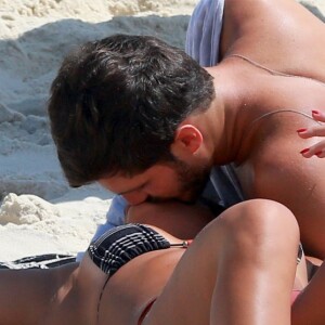 Giulia Costa e Philippe Correia que já foram clicados aos beijos em praia do Rio assistiram a chegada de 2019 em hotel de Pernambuco