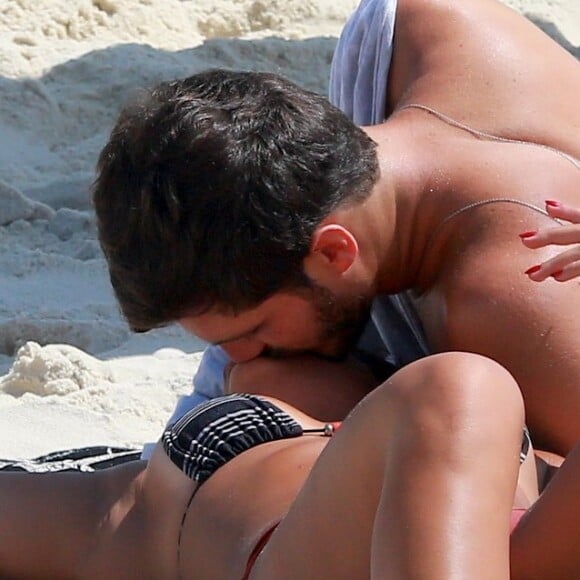 Giulia Costa e Philippe Correia que já foram clicados aos beijos em praia do Rio assistiram a chegada de 2019 em hotel de Pernambuco