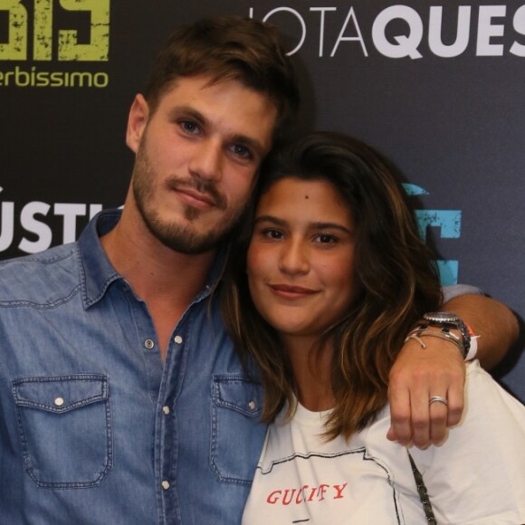 Giulia Costa teve a companhia de Phelippe Correia em show da banda Jota Quest