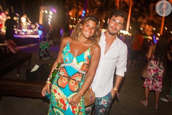 Giulia Costa elogiou Philippe Correia ao postar fotos com o DJ em Pernambuco e fãs comemoraram: 'Felicidades ao casal!'