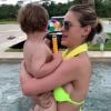 De biquíni neon, Andressa Suita se divertiu com o filho Gabriel em piscina nesta terça-feira, 1 de janeiro de 2019