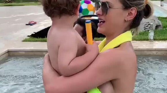 De biquíni neon verde, Andressa Suita brinca com filho Gabriel em piscina. Vídeo