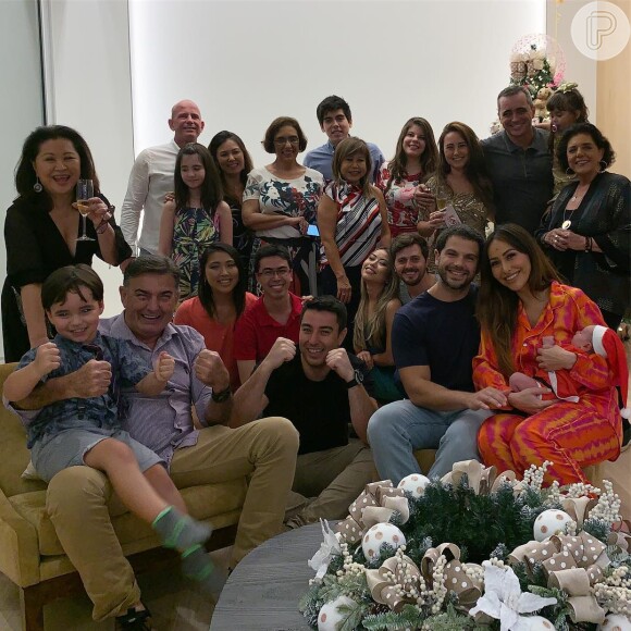 Sabrina Sato posta foto e exibe Natal com famílias reunidas