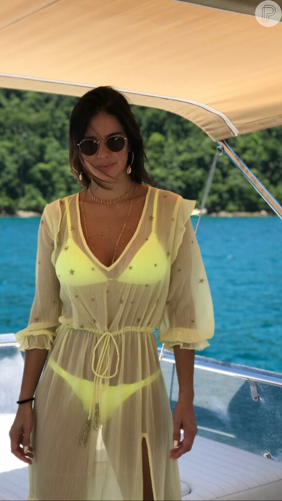 Vera Viel foi bastante comparada à Bruna Marquezine ao compartilhar foto com beachwear neon durante temporada na Costa Verde do Rio de Janeiro