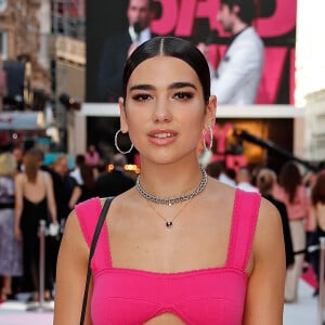 A cantora britânica Dua Lipa está sempre sendo comparada à Marquezine por conta de seus looks descolados e com cores vibrantes