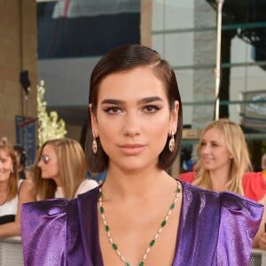 Dua Lipa é fã de looks com ombreiras, bastante presentes em produções já apostadas por Bruna Marquezine