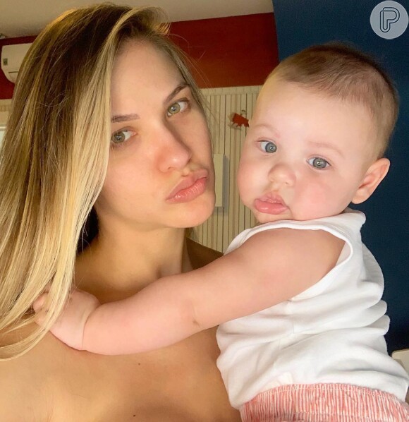 'Por aqui, a gente está assim', afirmou Andressa Suita ao mostrar a família reunida