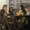Fábio Assunção e Manuh Fontes conversam com amigos em bar do Rio de Janeiro, em 16 de setembro de 2014