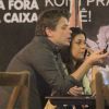 Fábio Assunção e Manuh Fontes conversam com amigos em bar do Rio de Janeiro, em 16 de setembro de 2014