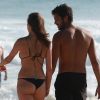 Agatha Moreira e Rodrigo Simas se divertem juntos em praia
