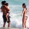 Agatha Moreira se diverte com Rodrigo Simas na praia