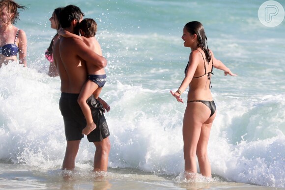 Agatha Moreira se diverte com Rodrigo Simas na praia