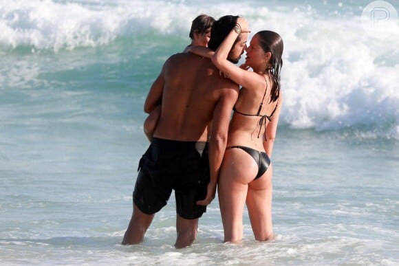 Agatha Moreira e Rodrigo Simas trocam beijos em praia do Rio