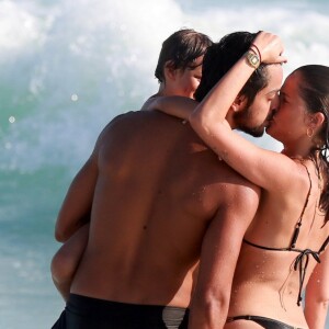 Agatha Moreira e Rodrigo Simas curtem praia em clima de romance