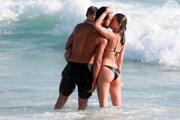 Agatha Moreira e Rodrigo Simas curtem praia em clima de romance