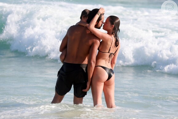Agatha Moreira e Rodrigo Simas aproveitam praia carioca em clima de romance