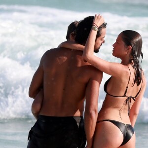 Agatha Moreira e Rodrigo Simas trocam carinhos na praia