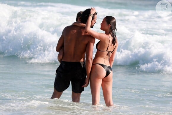 Agatha Moreira e Rodrigo Simas trocam carinhos na praia